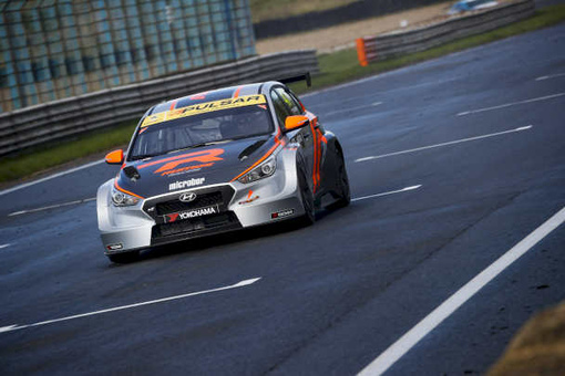 Обгон на стартовой прямой после затяжного бенкинга. Кто победит? HYUNDAI I30 N TCR, Лев Толкачев, гоночная команда RUMOS RACING vs AUDI RS3 LMS, Айдар Нуриев, гоночная команда AG TEAM. От себя добавим, что здесь показан просто красивый гоночный эпизод, нисколько не умаляющий успехов и достижений наших друзей и партнеров из Казани!